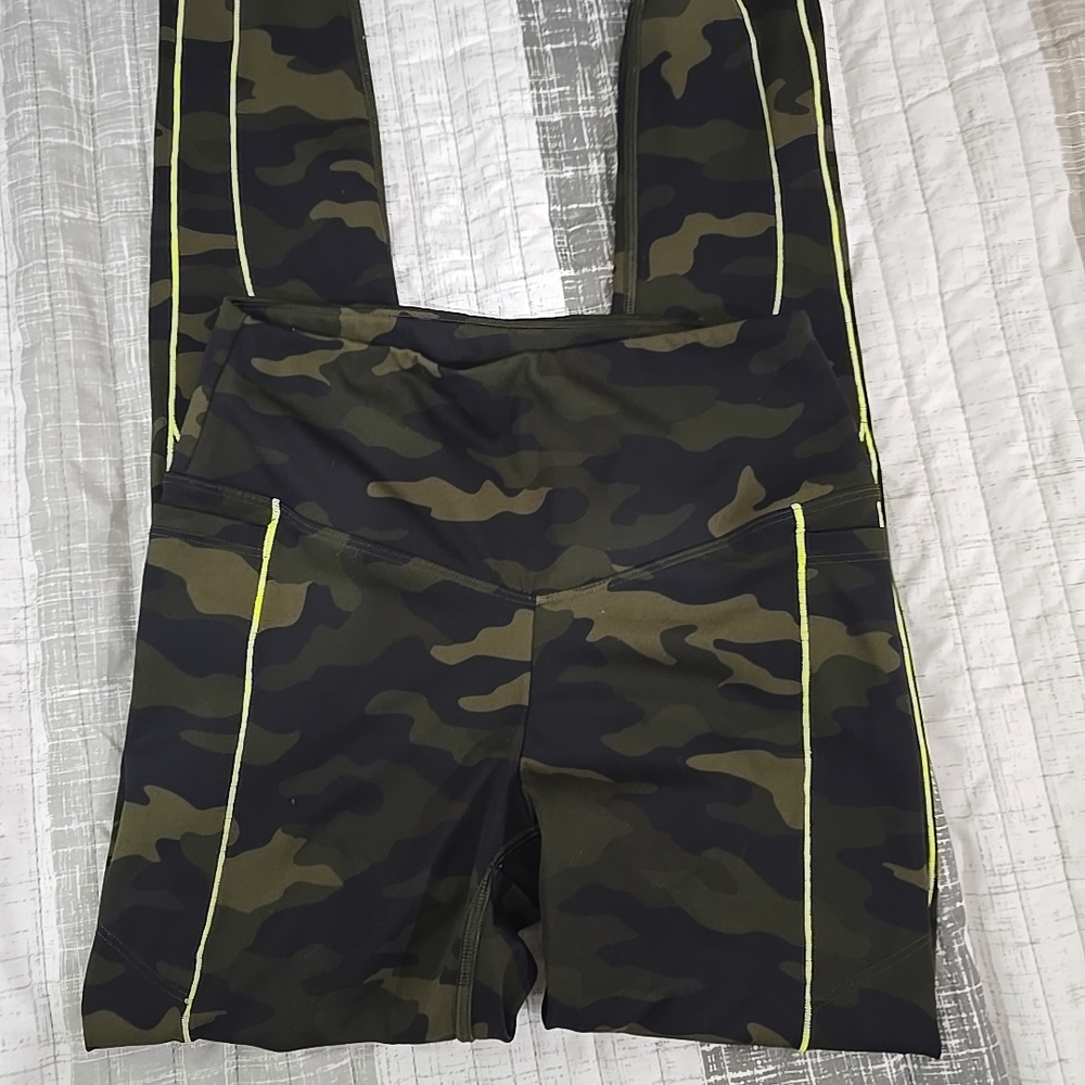 VICTORIA SECRET PINK ACTIVE Camouflage Leggings with Neon Accents Sz XS